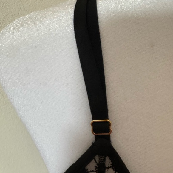 Short and top outfit, with black shorts and lace satin top - Picture 4 of 9